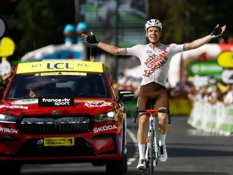 Bob Jungels solo khoảng 64km thắng chặng 9