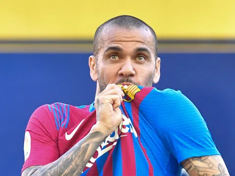 Dani Alves không bằng lòng với cách hành xử của Barca