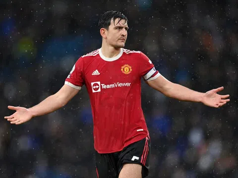 Gary Neville đề nghị fan Man United ngừng "bắt nạt" Harry Maguire