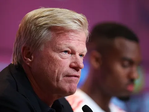 Oliver Kahn bóng gió khả năng mua Ronaldo