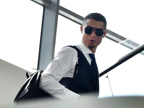 Ronaldo trở lại Anh để đàm phán về tương lai