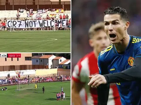 Người hâm mộ Atletico Madrid giương biểu ngữ phản đối Cristiano Ronaldo