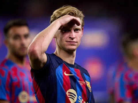 Barcelona dọa kiện De Jong