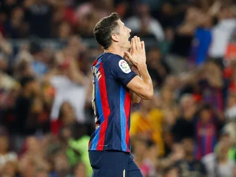 Lewandowski bị cướp khi ký tặng cổ động viên Barcelona