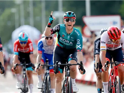 Sam Bennett thắng chặng 2 Vuelta a Espana 2022