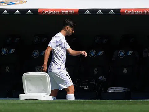 Asensio tức giận ném đồ vì không được huấn luyện viên Ancelotti sử dụng