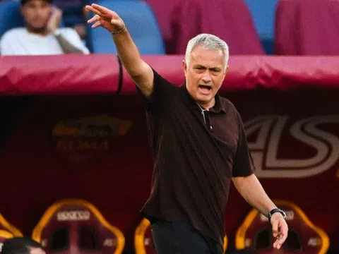 Huấn luyện viên Mourinho nhận thẻ đỏ