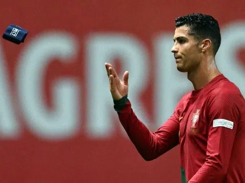 Ronaldo lại ném băng đội trưởng sau trận thua Tây Ban Nha