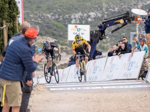 Jonas Vingegaard thắng chặng đầu tiên sau Tour de France