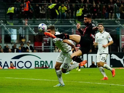 AC Milan - Spezia > 2-1: Cứu tinh Giroud