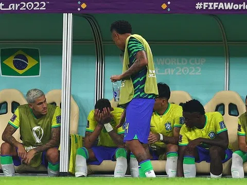 Neymar bật khóc vì chấn thương nặng