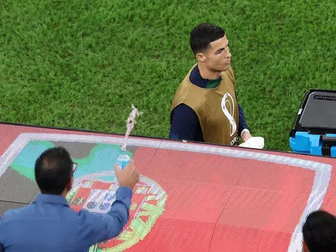 Ronaldo bị cổ động viên hất nước vào người