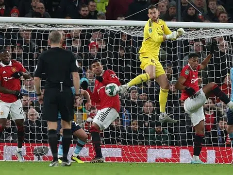 Thủ môn Dubravka bị fan Man United "ném đá"