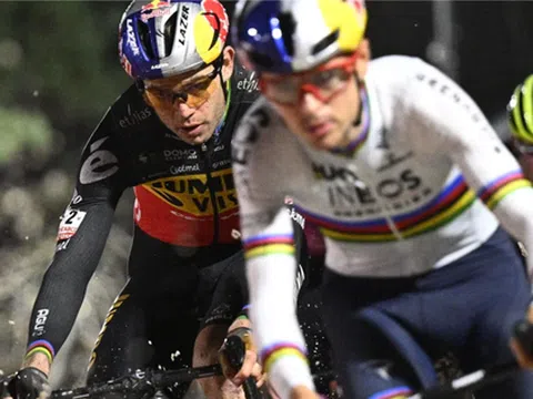 Wout van Aert thống trị cuộc đua trên cát Exact Cross Mol 2022