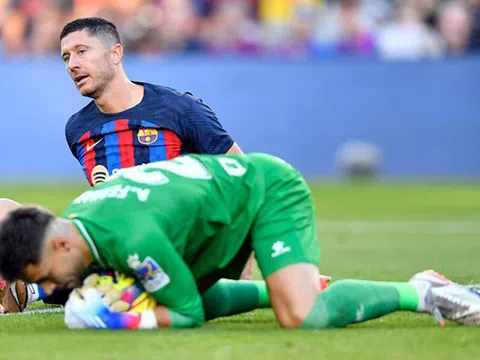 Barca - Espanyol > 1-1: Xứng danh derby