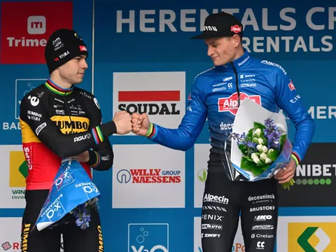 Mathieu van der Poel không ăn mừng dù thắng dễ Wout van Aert