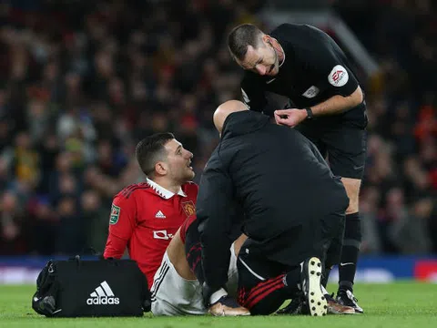 Dalot chấn thương trước trận derby Manchester