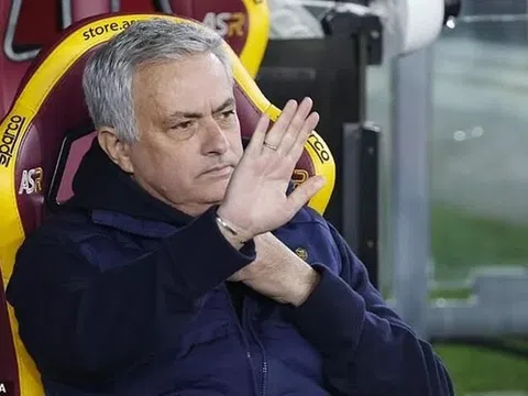 Jose Mourinho chỉ trích việc chi tiêu không kiểm soát của Chelsea