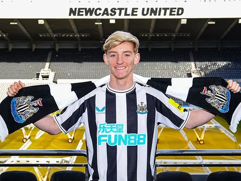 Anthony Gordon ra mắt Newcastle