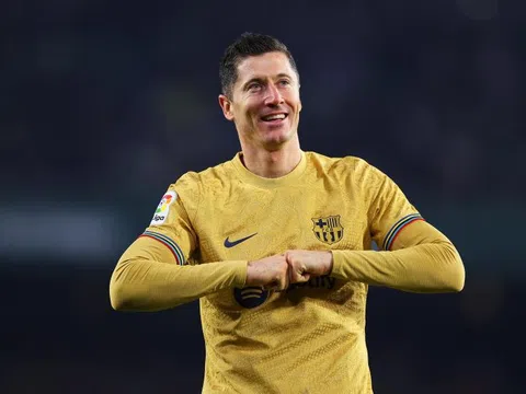Betis - Barca > 1-2: Lewandowski lập công, Barca bỏ xa Real Madrid