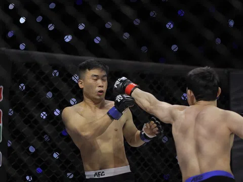 Hoàng Nam Thắng rời sàn bằng cáng cứu thương tại sự kiện MMA AFC 23