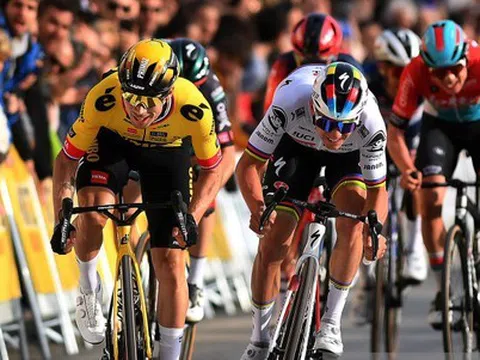 Primoz Roglic đánh bại Remco Evenepoel trong màn so tài tốc độ