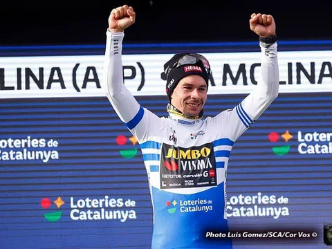 Primoz Roglic may mắn giữ áo trước Remco Evenepoel