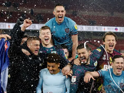 Burnley thăng hạng Premier League