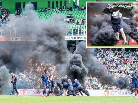 Trận đấu của Ajax bị hủy vì bom khói