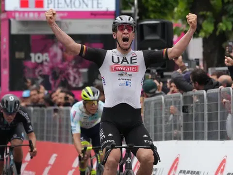 Pascal Ackerman thắng chặng 11 Giro d’Italia với nhiều tai nạn