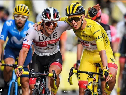 Tadej Pogacar và Adam Yates khởi động cho Tour de France