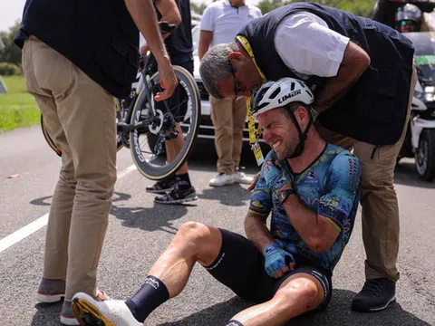 Mark Cavendish bị gãy xương đòn chấm dứt cơ hội phá kỷ lục Tour de France