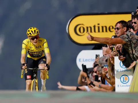 Jonas Vingegaard chạm tay vào chiếc Áo vàng Tour de France 2023 lần thứ hai