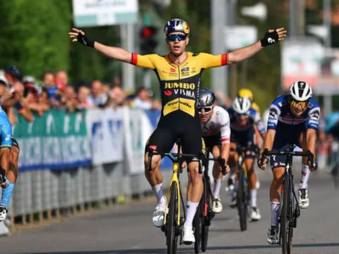 Wout van Aert nối dài mạch chiến thắng cho Jumbo-Visma