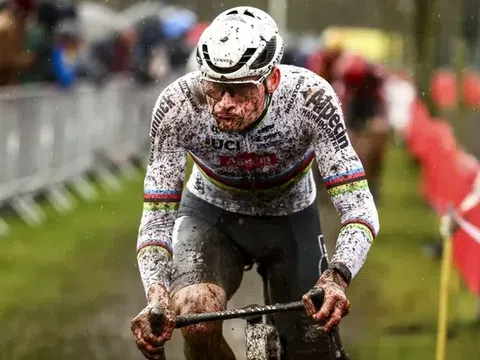 Mathieu van der Poel nhổ nước bọt vào cổ động viên