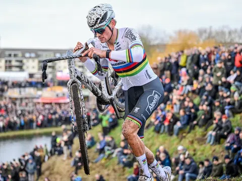 Mathieu van der Poel “vô đối” ở giải Xe đạp việt dã