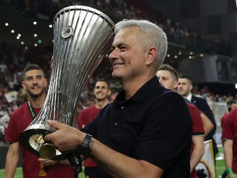 Mourinho trả lại kỉ vật đặc biệt cho Roma