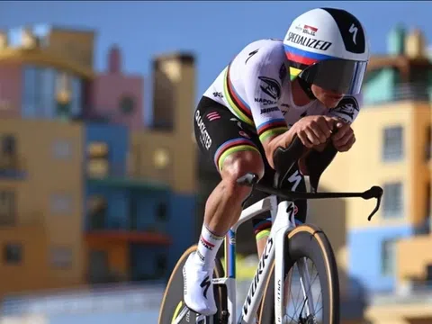 Remco Evenepoel "xé" Áo vàng Volta ao Algarve