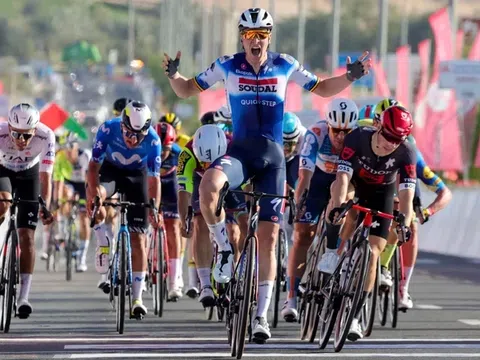 Tim Merlier thoát tai nạn giành chiến thắng chặng 1 giải Xe đạp UAE Tour