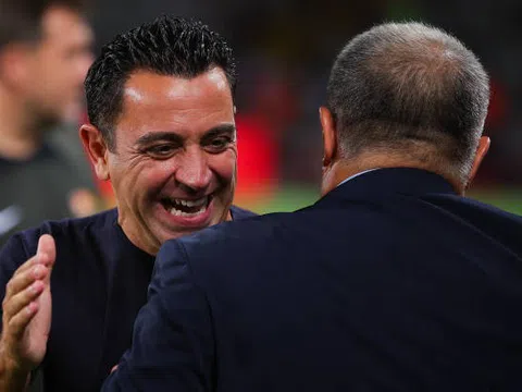 Joan Laporta thuyết phục huấn luyện viên Xavi ở lại Barcelona