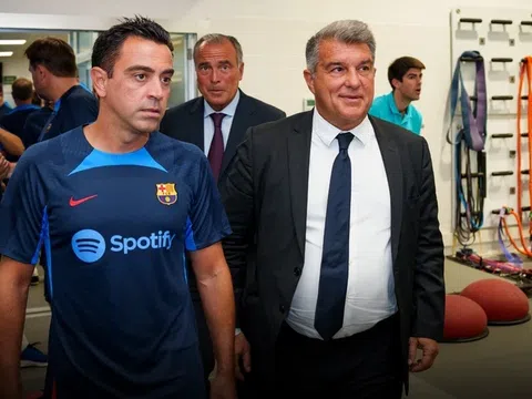 Huấn luyện viên Xavi nhất quyết rời Barca