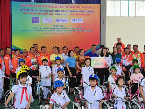 Liên đoàn Xe đạp - Môtô TP.HCM trao quà cho học sinh, vận động viên tại thành phố Điện Biên Phủ