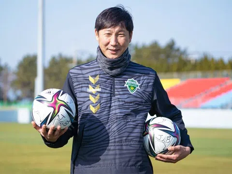 Bất ngờ với mức lương của huấn luyện viên Kim Sang-sik