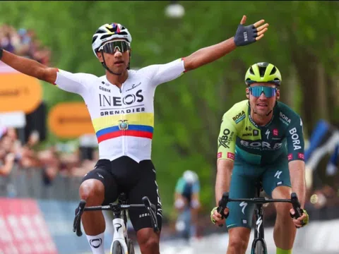 Jhonatan Narváez rút thắng Tadej Pogacar ở chặng mở màn Giro d’Italia