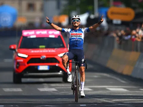 Julian Alaphilippe chiến thắng khó tin sau 125km