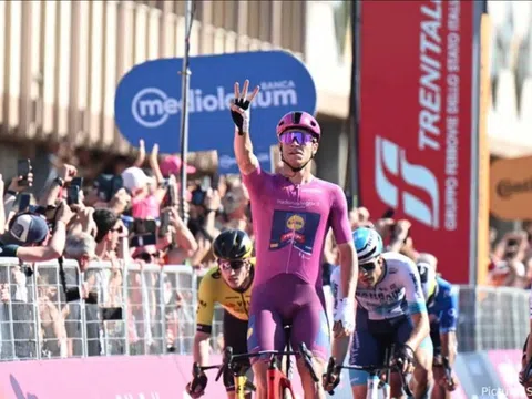 Jonathan Milan lần thứ ba thắng chặng củng cố Áo tím Giro d’Italia