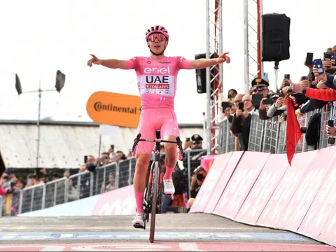 Tadej Pogacar "out trình" tại Giro d’Italia 2024