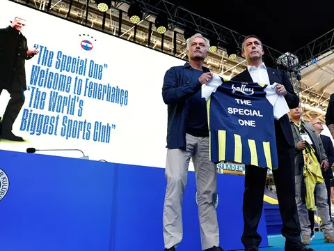 Fener trả Mourinho lương kém 6 lần tại Saudi Arabia