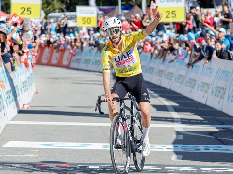 Adam Yates thâu tóm danh hiệu tại Tour de Suisse 2024