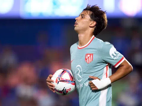 Joao Felix ghi bàn dù bị cổ động viên Atletico lăng mạ